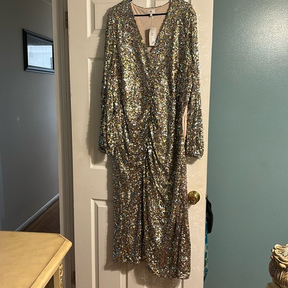 Very Beautiful Gown! - Picture 1 of 8